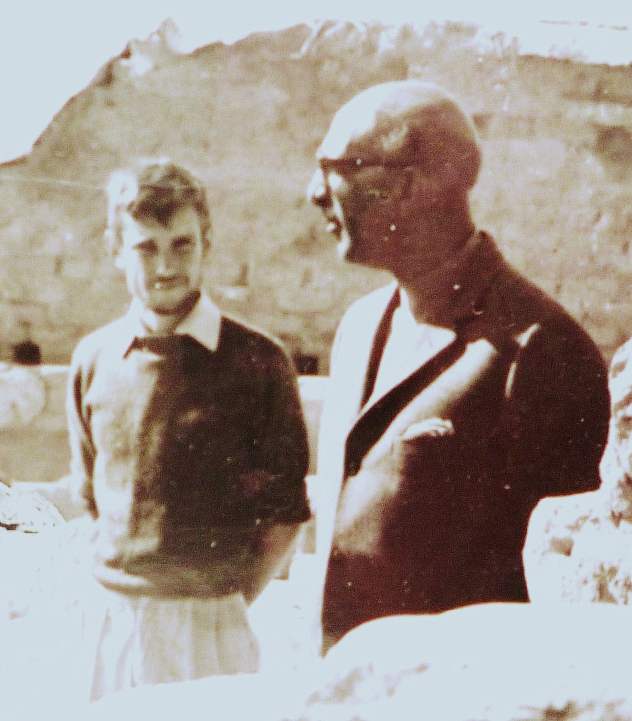 Photo de Ph. Gouin 
					avec SAR Mohammad Zaher Shah, Mohammed Zaher Shah, roi d'Afghanistan, sur le site archéologique de Ai Khanoum,
					Ai Khanum, Afghanistan, copyright archives Ph. Gouin.